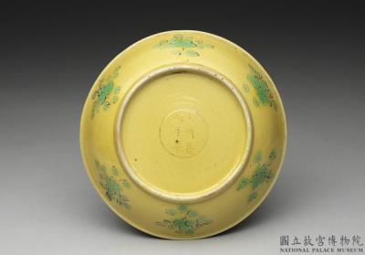 图片[3]-Yellow dish with green flower and fruit design, Ming dynasty, Jiajing reign (1522-1566)-China Archive